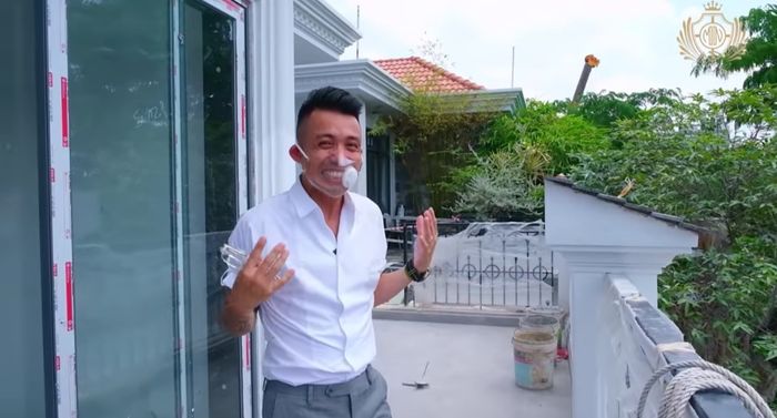 Nhà cũ to oành, Minh Nhựa vẫn xây biệt thự mới không phòng khách