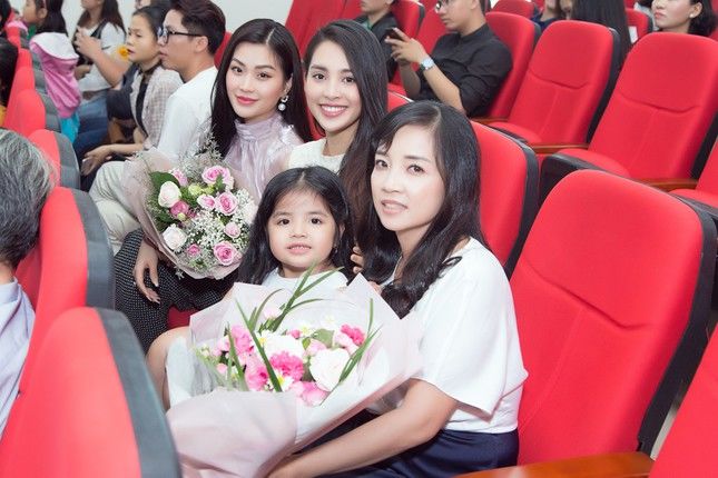 Nhan sắc mẹ của các Hoa - Á hậu Việt: Có người còn lấn át cả con gái