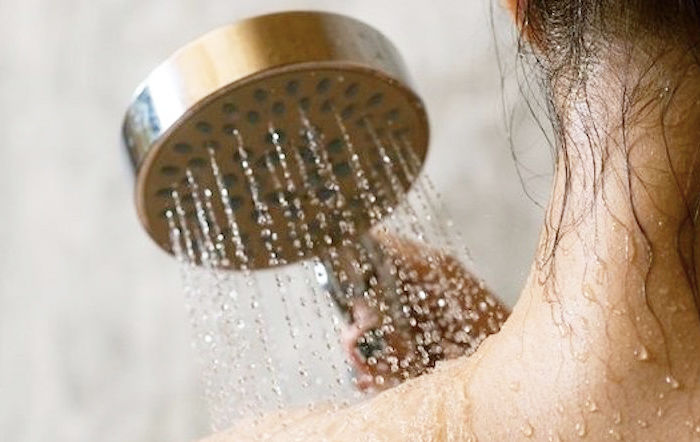 Những cách làm mát cơ thể rất độc nếu lạm dụng: Ngủ trên sàn nhà