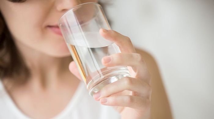Những cách làm mát cơ thể rất độc nếu lạm dụng: Ngủ trên sàn nhà