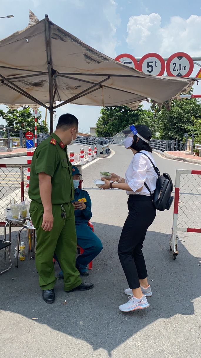 Những hành động ấm áp người dân dành cho tuyến đầu chống dịch ở Gò Vấp