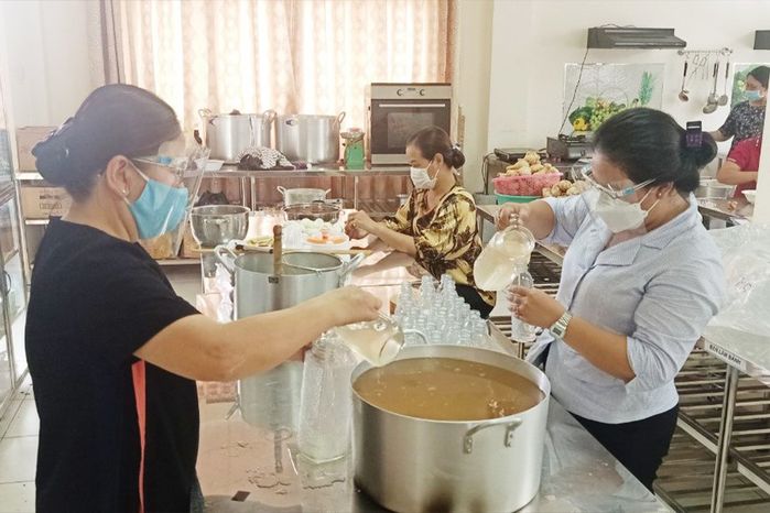 Những hành động ấm áp người dân dành cho tuyến đầu chống dịch ở Gò Vấp