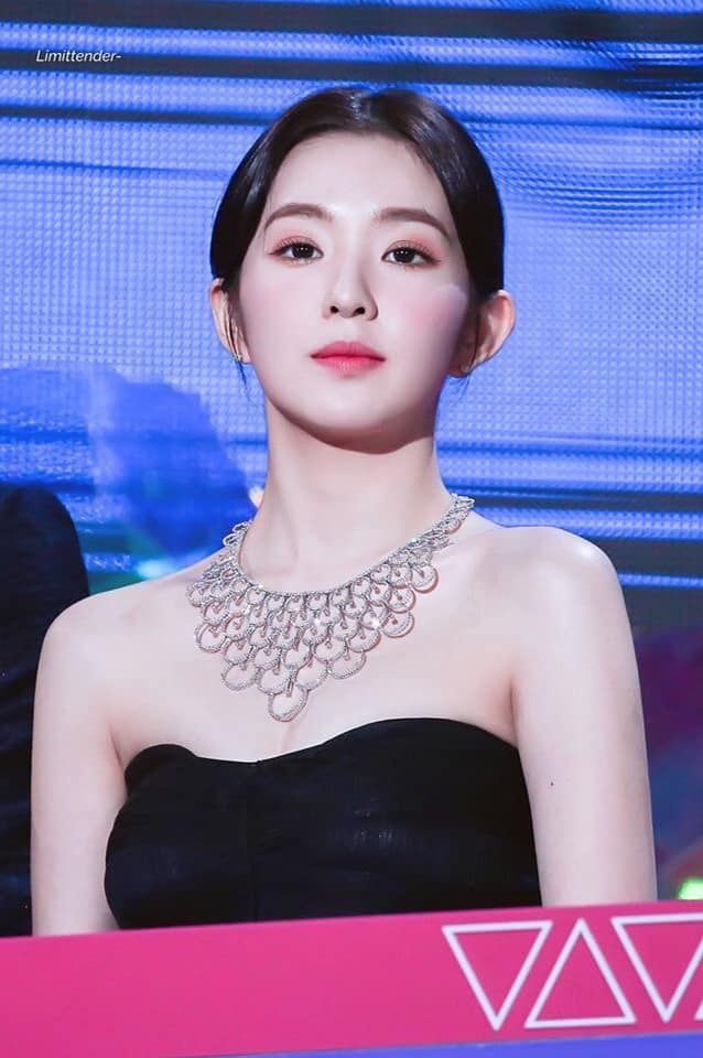 Những mẫu phụ kiện đắt xắt ra miếng sao Hàn: Lisa đứng đầu