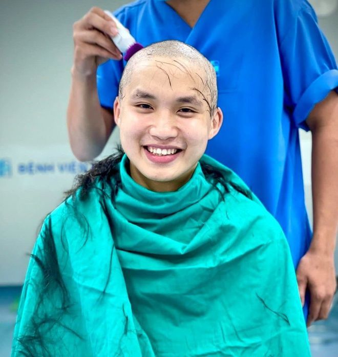 Những y bác sĩ không ngại hy sinh mái tóc để chiến đấu trong tâm dịch