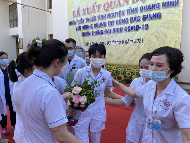 Những y bác sĩ không ngại hy sinh mái tóc để chiến đấu trong tâm dịch