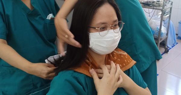 Những y bác sĩ không ngại hy sinh mái tóc để chiến đấu trong tâm dịch