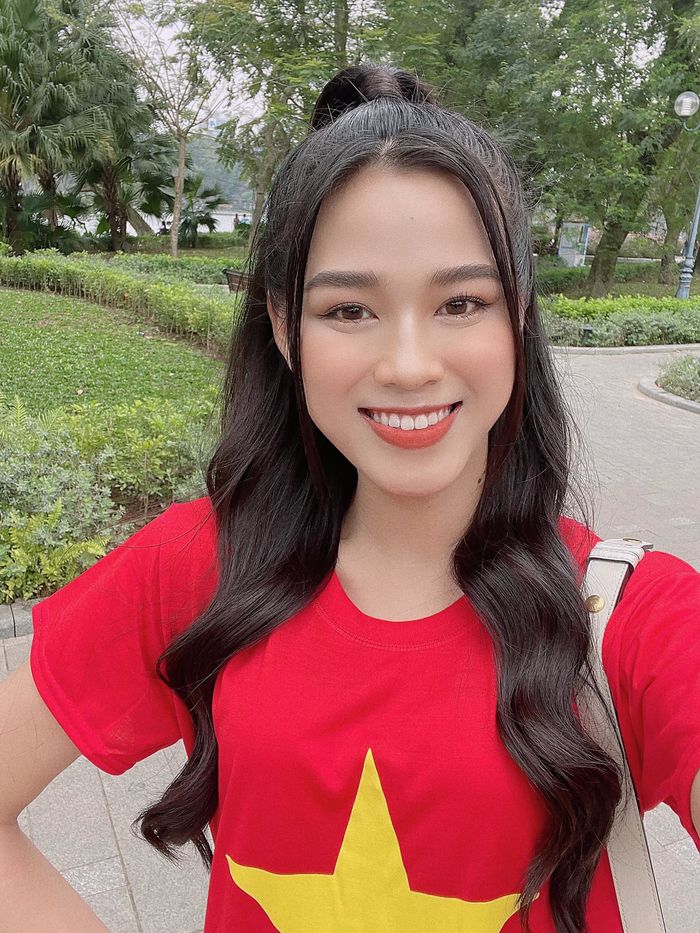 Đẹp không góc chết, Trần Tiểu Vy vẫn chỉnh nhẹ điểm ăn tiền trên mặt