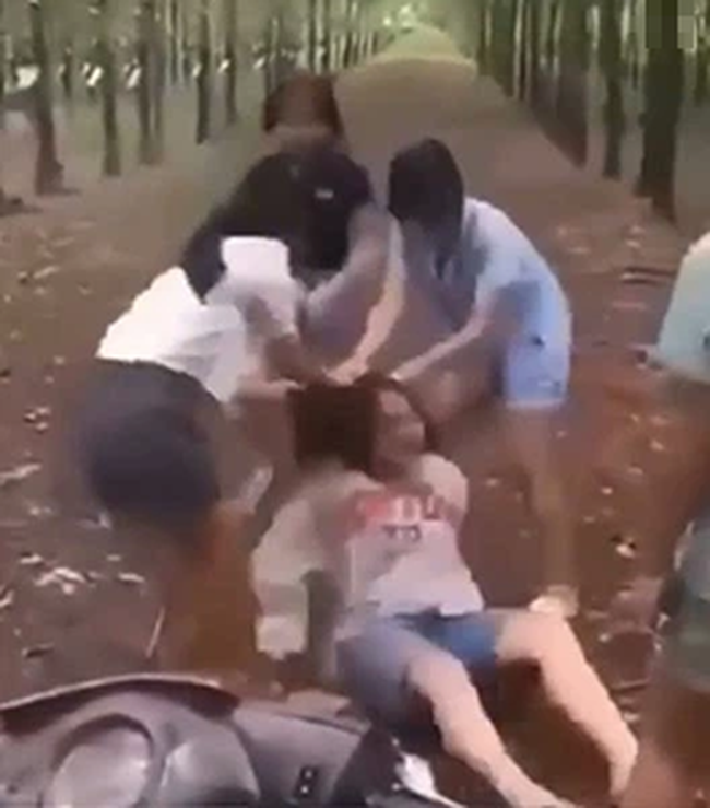 Nữ sinh bị nhóm bạn hội đồng: Phải uống thuốc, tâm lý bất ổn