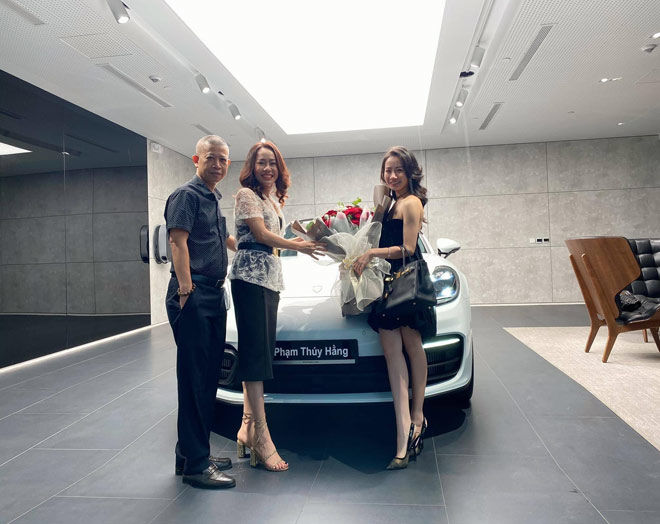 Nữ sinh sinh năm 1998 được bố mẹ tặng siêu xe 8 tỷ sau khi tốt nghiệp