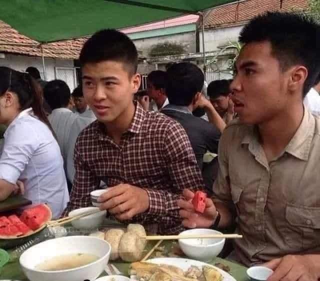 Trong khi cách ly, dàn cầu thủ tuyển Việt Nam thi nhau đăng ảnh dìm