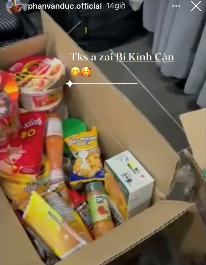 Trong khi cách ly, dàn cầu thủ tuyển Việt Nam thi nhau đăng ảnh dìm