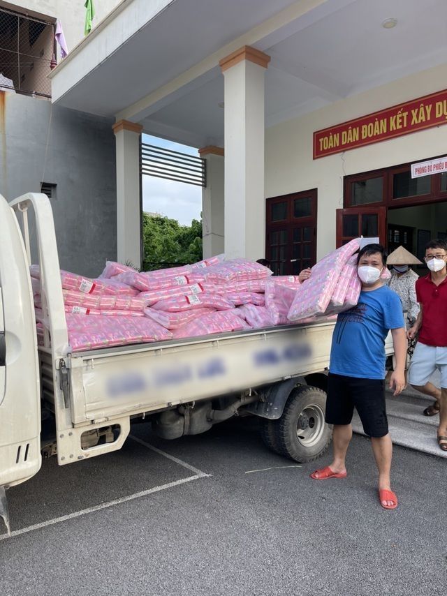 Người đàn ông tâm lý: Tiếp hơn 13.000 gói BVS cho chị em ở khu cách ly