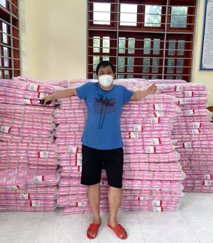 Người đàn ông tâm lý: Tiếp hơn 13.000 gói BVS cho chị em ở khu cách ly