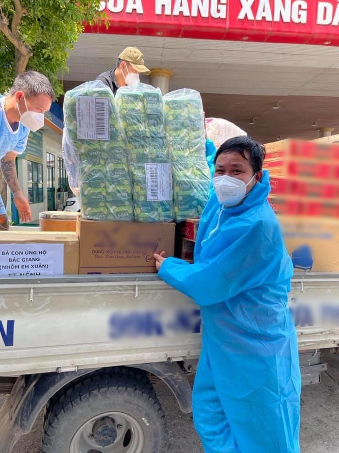 Người đàn ông tâm lý: Tiếp hơn 13.000 gói BVS cho chị em ở khu cách ly