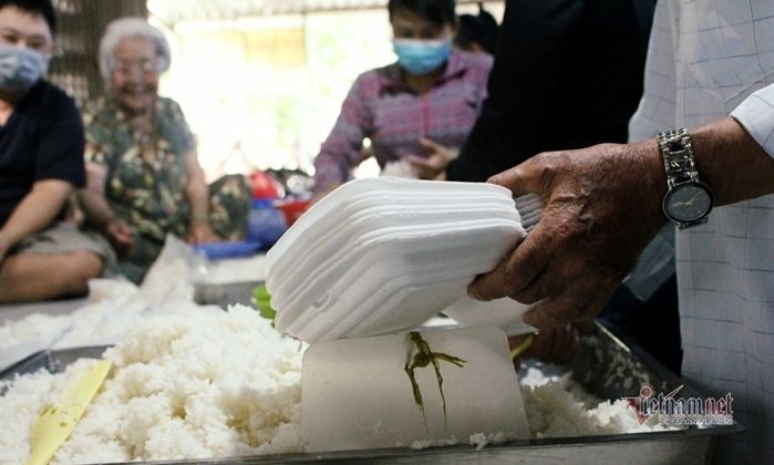 Cụ ông tốt bụng: Ai đói tôi cho ăn, đau cho thuốc và chết tặng hòm