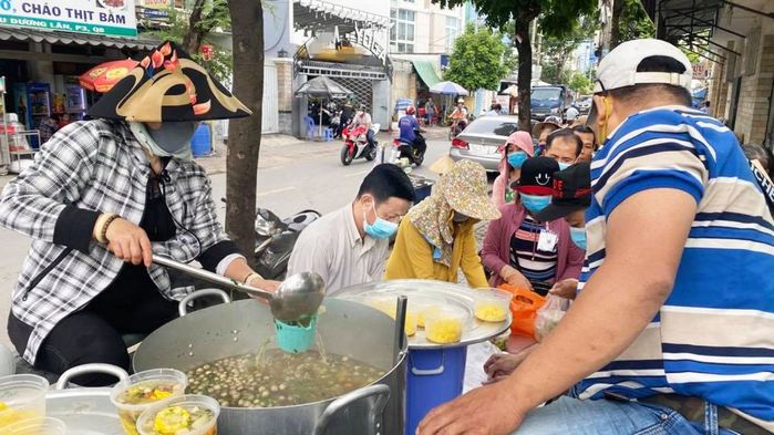 Cụ ông tốt bụng: Ai đói tôi cho ăn, đau cho thuốc và chết tặng hòm
