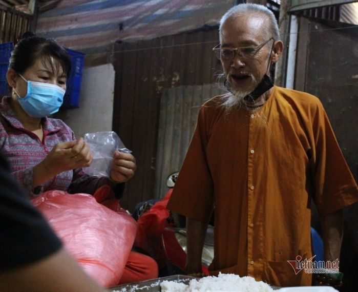 Cụ ông tốt bụng: Ai đói tôi cho ăn, đau cho thuốc và chết tặng hòm