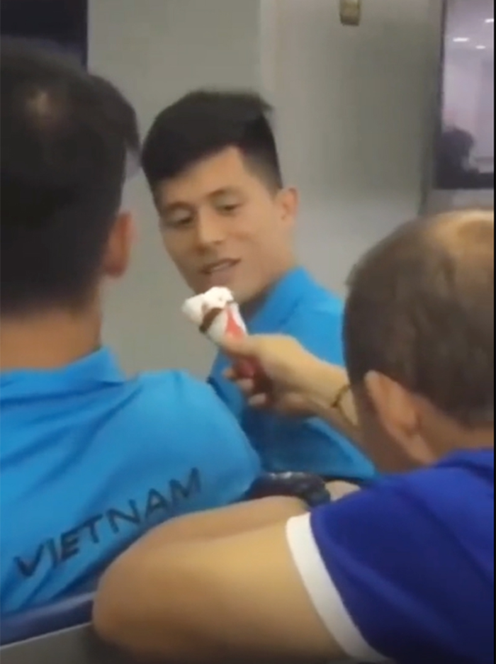 Thầy Park dụ học trò ăn kem, vừa há miệng thì thầy rút về