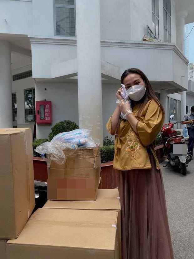 Phi Nhung làm từ thiện mùa giãn cách, 1 chọi 1 với anti-fan