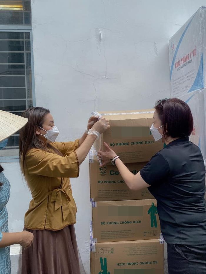 Phi Nhung làm từ thiện mùa giãn cách, 1 chọi 1 với anti-fan