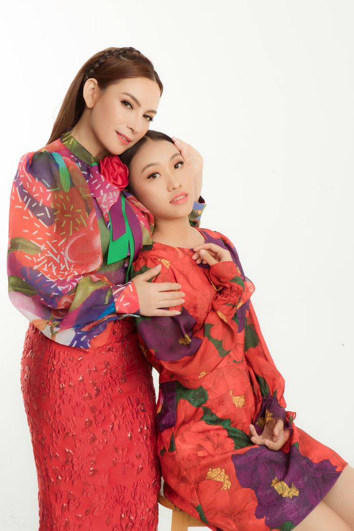 Phi Nhung nhận nuôi 3 cô con gái cũng là ca sĩ nổi tiếng
