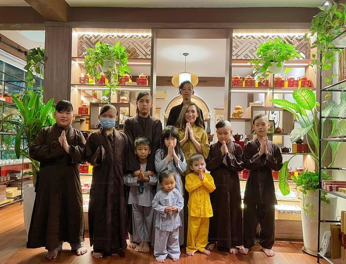 Phi Nhung nhận nuôi 3 cô con gái cũng là ca sĩ nổi tiếng