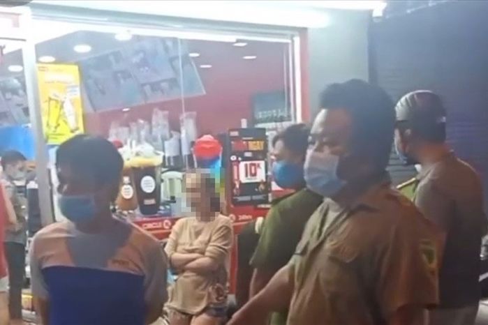 Quên khẩu trang còn biện minh, hội không sợ dịch làm ai nấy cạn lời