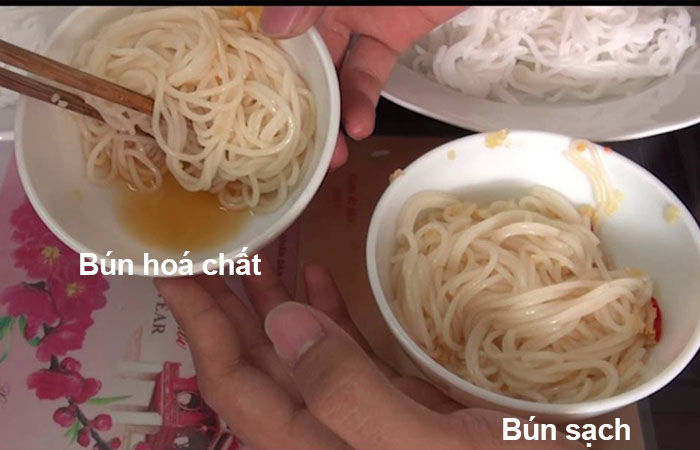Kinh hãi với cơ sở làm bún siêu bẩn: Hết muốn ăn bún riêu, bún bò