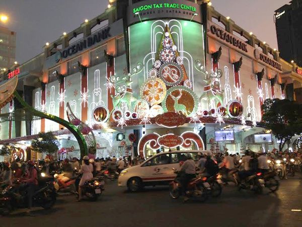 Sài Gòn vắng lặng đến lạ trong ngày giãn cách: Buồn nhưng vẫn đẹp