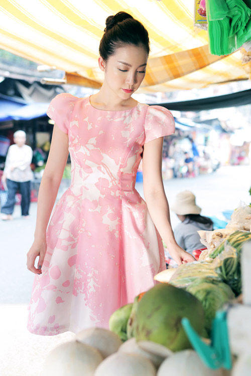 Sao Việt ăn diện lồng lộn đi chợ: Đỗ Thị Hà cũng chưa bằng Khánh Vân