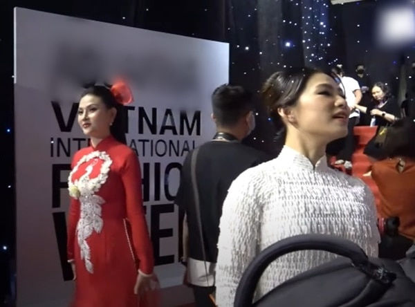 Sao Việt coi nhau như người vô hình trên thảm đỏ