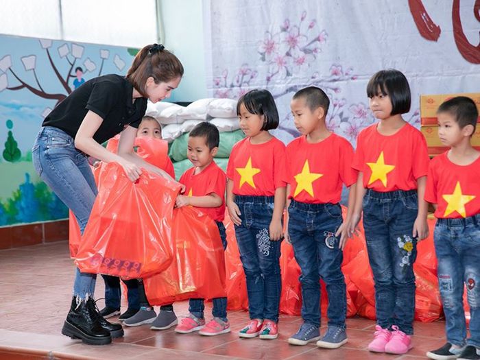 Sao Việt cứ vướng scandal là lại thấy đi làm từ thiện