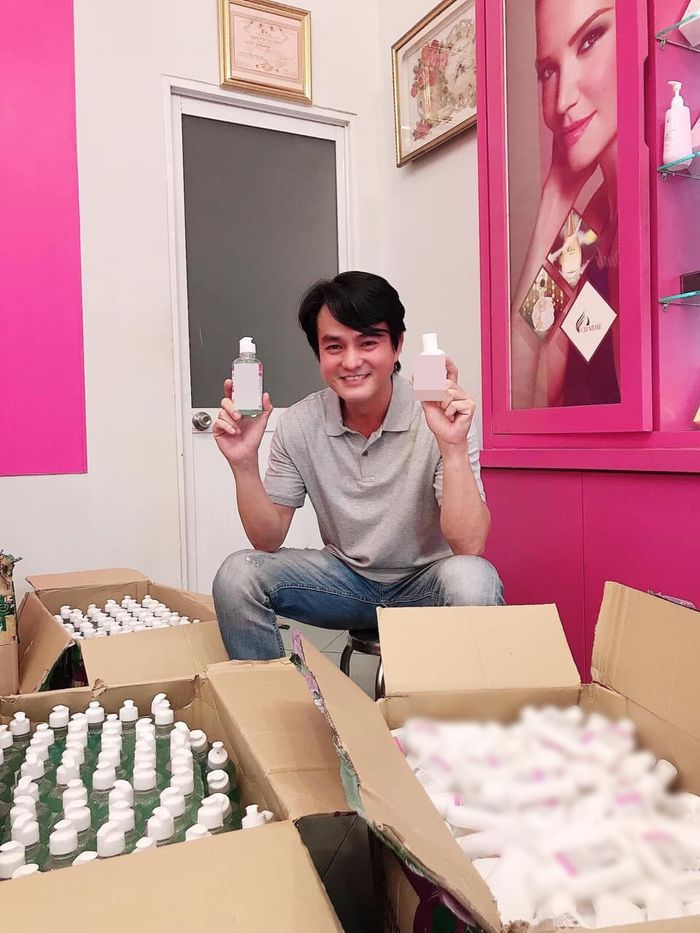 Sao Việt gác lại hào quang để mưu sinh, chấp nhận làm shipper, xe ôm