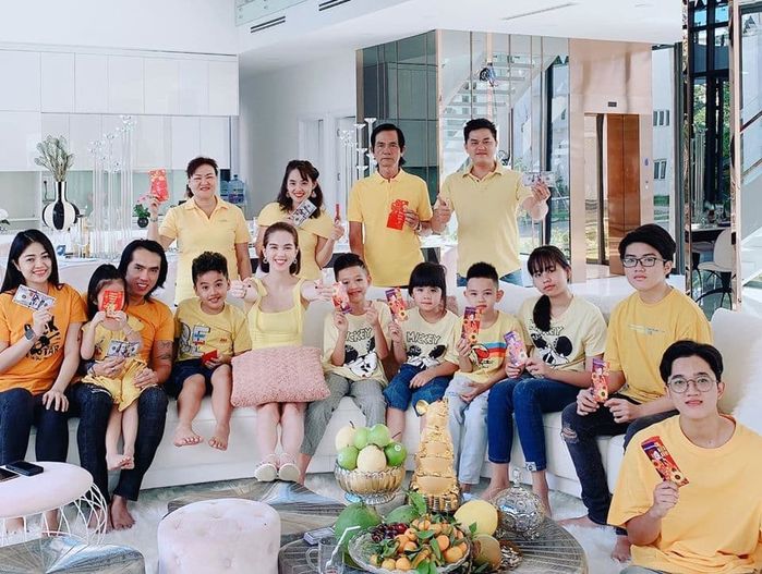 Sao Việt giàu sang cả họ được nhờ: Ngọc Trinh tiêu biểu nhất