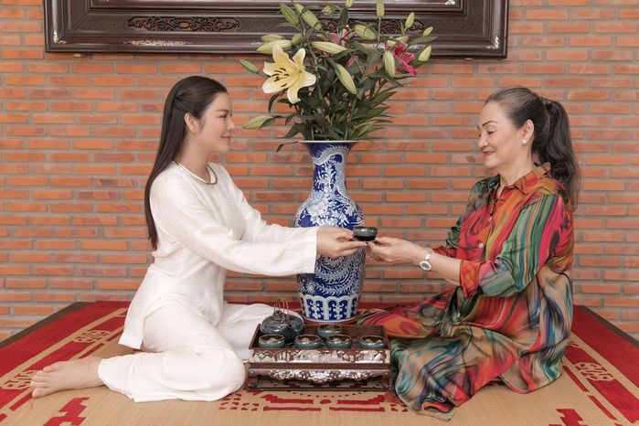 Sao Việt giàu sang cả họ được nhờ: Ngọc Trinh tiêu biểu nhất