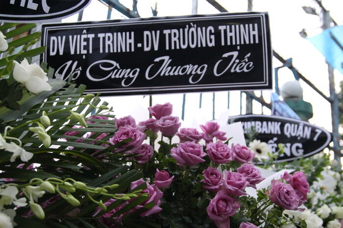 Sao Việt lặng lẽ gửi vòng hoa viếng đạo diễn Lê Cung Bắc