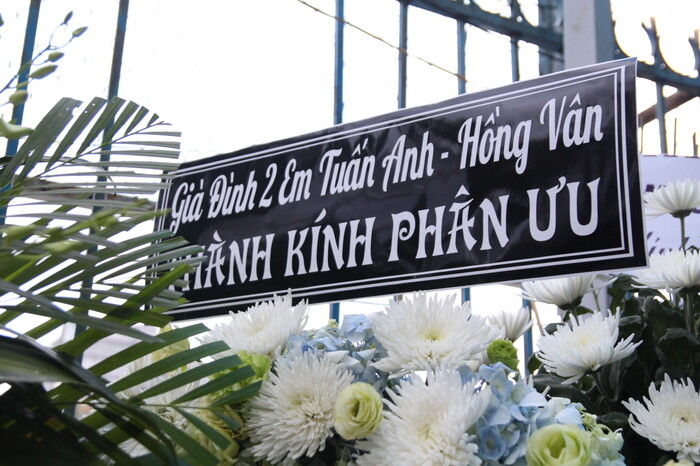 Sao Việt lặng lẽ gửi vòng hoa viếng đạo diễn Lê Cung Bắc
