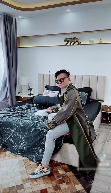 Sao Việt lên đồ lồng lộn đi đổ rác, lau nhà: Vương miện về Khánh Vân