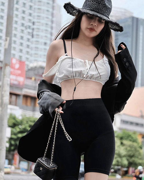 Sao Việt mặc áo chưa tới 1 gang tay: Ngọc Trinh liệu đã bạo nhất?