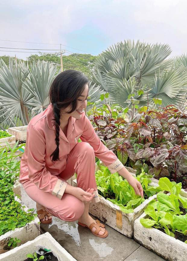 Sao Việt ở nhà cũng phải sang: Bảo Thy mang dép chục triệu làm vườn