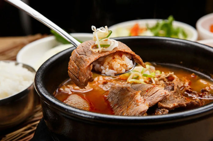 Khác với người Việt, người Hàn rất ít ăn rau, mì tôm cũng có phô mai