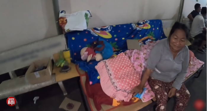 Có 7 con mà chẳng ai nuôi, mẹ già lấy hành lang bệnh viện làm nhà