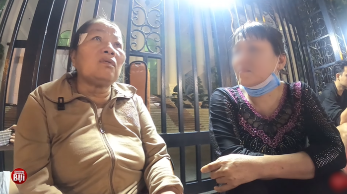 Có 7 con mà chẳng ai nuôi, mẹ già lấy hành lang bệnh viện làm nhà