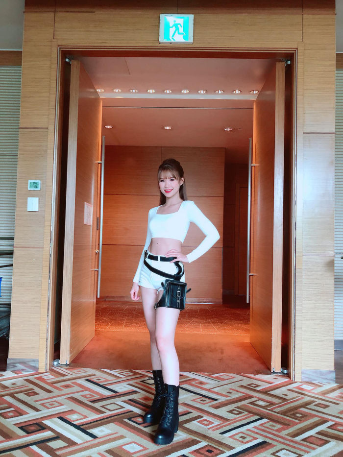 Style khó hiểu của Khởi My: Hết mặc quần chồng đến áo yếm chằng chịt