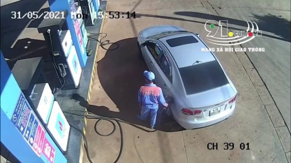 Tài xế thả tiền trả nhân viên cây xăng: Xe xịn mà nhân cách kém sang