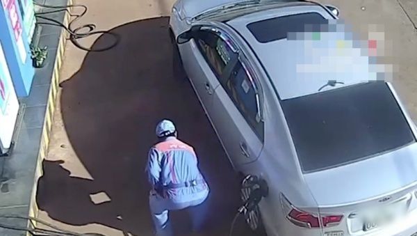 Tài xế thả tiền trả nhân viên cây xăng: Xe xịn mà nhân cách kém sang