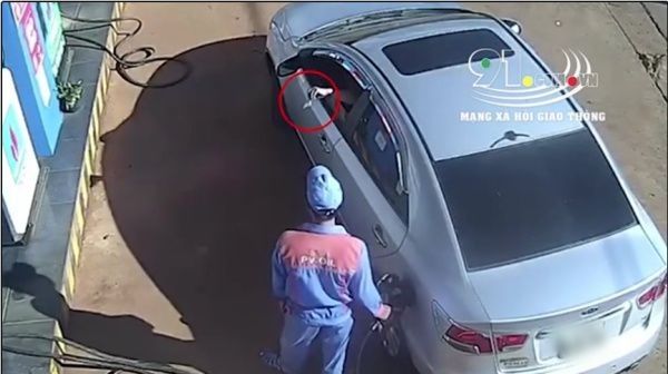 Tài xế thả tiền trả nhân viên cây xăng: Xe xịn mà nhân cách kém sang