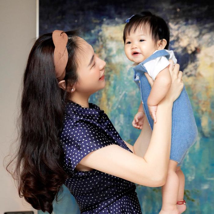 Thai kỳ đẻ thuê của mỹ nhân Việt: Hòa Minzy đau 24 tiếng, tắc tia sữa