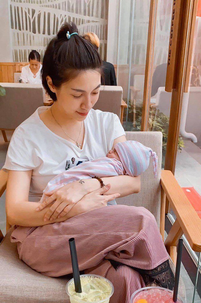Thai kỳ đẻ thuê của mỹ nhân Việt: Hòa Minzy đau 24 tiếng, tắc tia sữa