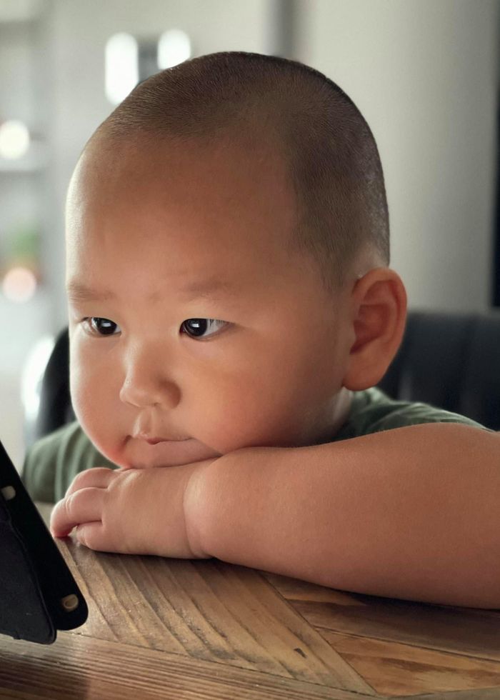 Thánh meme của Vbiz ăn sầu riêng cũng khiến CĐM phát sốt